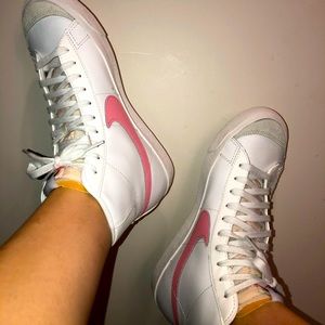 NIKE Blazer Mid 77 (W) in “Sunset Pulse”